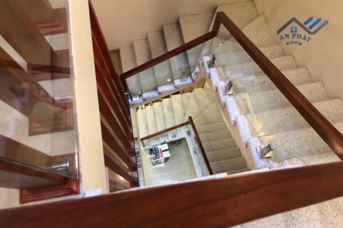 TỔNG HỢP 100 MẪU CẦU THANG KÍNH ĐẸP HIỆN ĐẠI SANG TRỌNG KÈM BẢNG GIÁ 2024