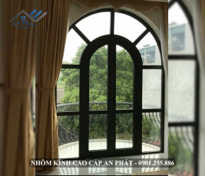 CỬA SỔ MỞ QUAY XINGFA 3 CÁNH + VÁCH VÒM