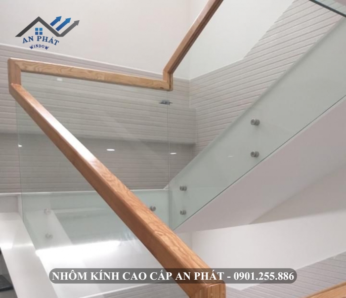CẦU THANG KÍNH CƯỜNG LỰC KẾT HỢP TAY VỊN GỖ [MẪU 1]