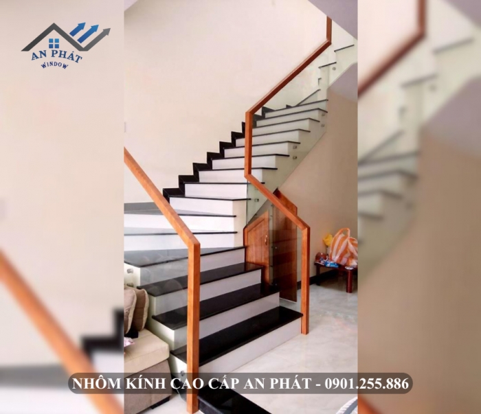 CẦU THANG KÍNH CƯỜNG LỰC KẾT HỢP TAY VỊN GỖ [MẪU 2]