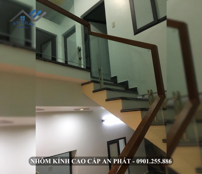 CẦU THANG KÍNH CƯỜNG LỰC KẾT HỢP TAY VỊN GỖ [MẪU 3]
