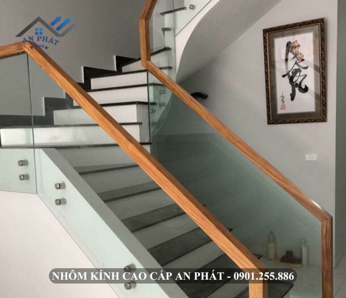 CẦU THANG KÍNH CƯỜNG LỰC KẾT HỢP TAY VỊN GỖ [MẪU 4]
