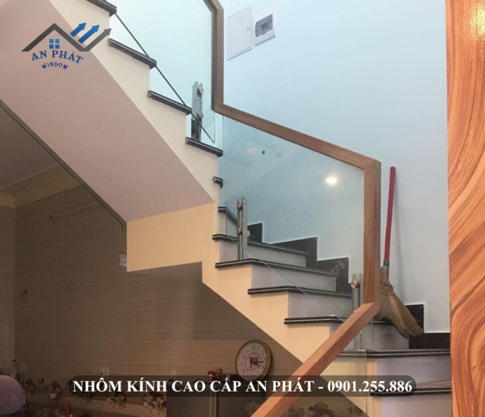 CẦU THANG KÍNH CƯỜNG LỰC KẾT HỢP TAY VỊN GỖ [MẪU5]