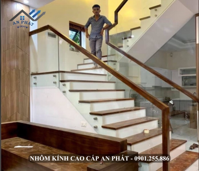 CẦU THANG KÍNH CƯỜNG LỰC KẾT HỢP TAY VỊN GỖ [MẪU 7]