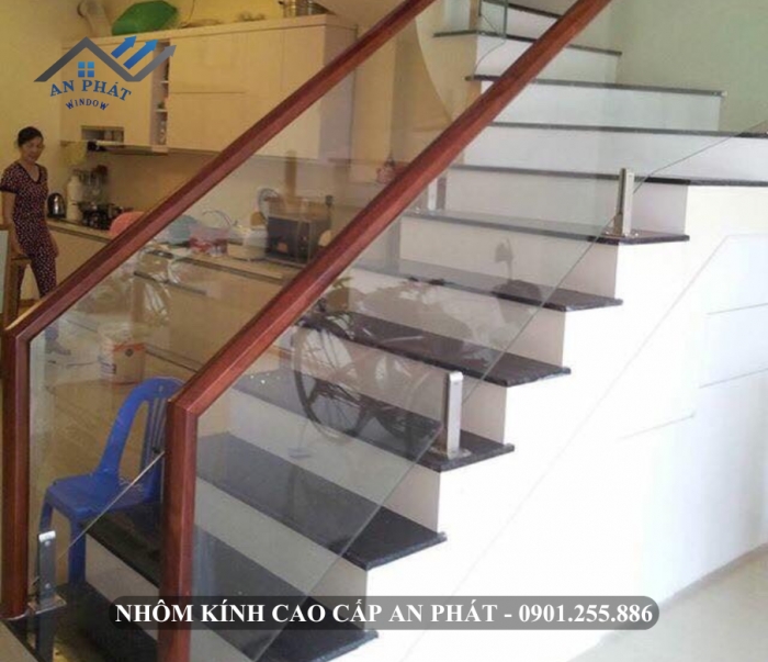 CẦU THANG KÍNH CƯỜNG LỰC KẾT HỢP TAY VỊN GỖ [MẪU 8]