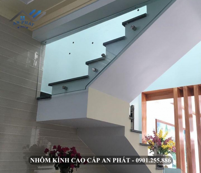 CẦU THANG KÍNH CƯỜNG LỰC KẾT HỢP TAY VỊN GỖ [MẪU 9]