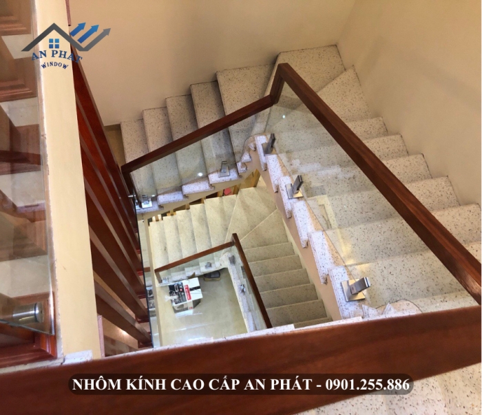 CẦU THANG KÍNH CƯỜNG LỰC KẾT HỢP TAY VỊN GỖ [MẪU 12]