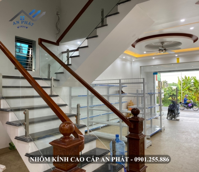 CẦU THANG KÍNH CƯỜNG LỰC KẾT HỢP TAY VỊN GỖ [MẪU 14]